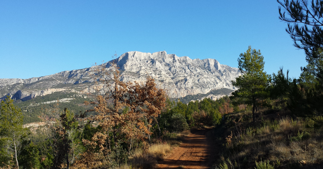 Vue sur la Sainte Victoire en automne à Aix-en-Provence
